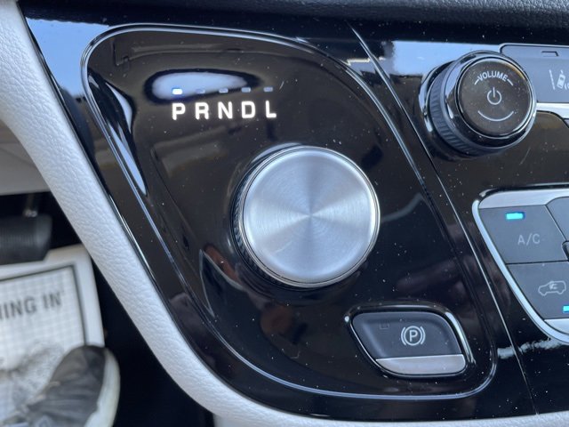 Used 2024 Chrysler Pacifica Select image 23