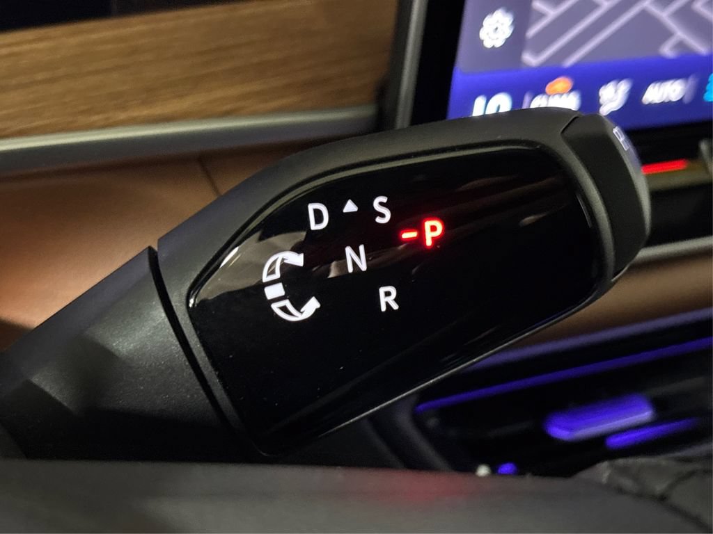 Used 2025 Volkswagen Tiguan SEL R-Line AWD/4WD image 32
