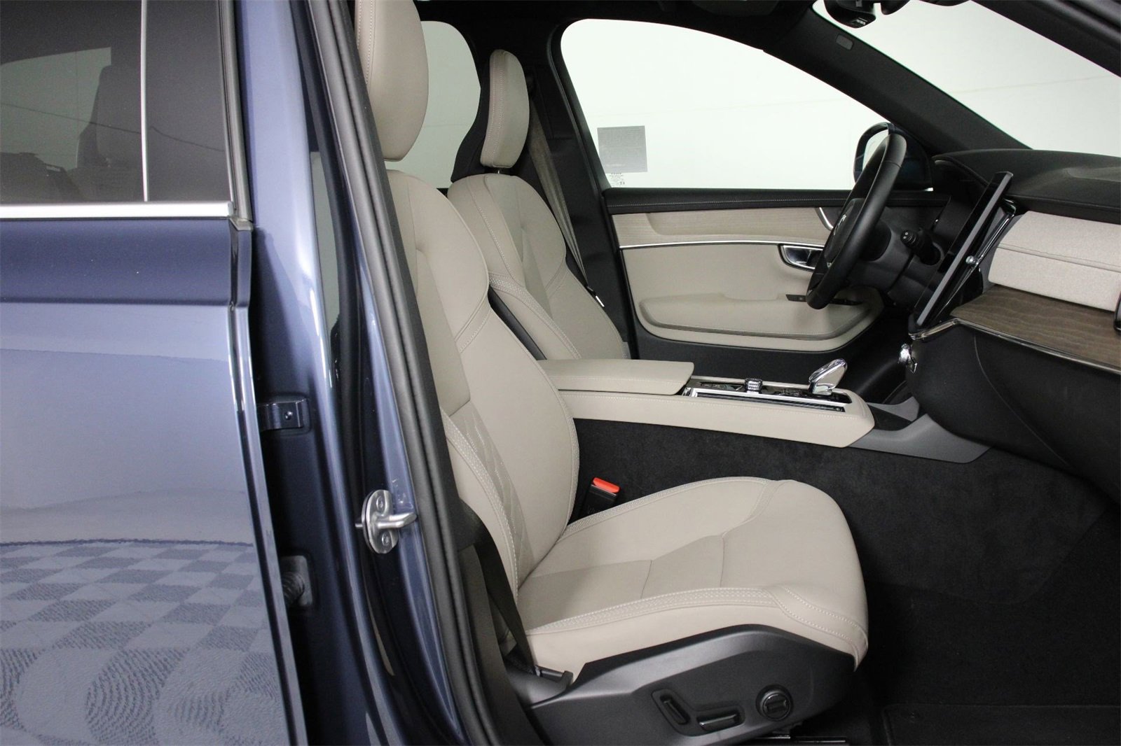 Certified 2025 Volvo XC90 B5 Core image 29