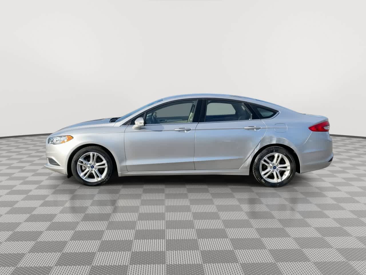 Used 2018 Ford Fusion SE FWD image 5