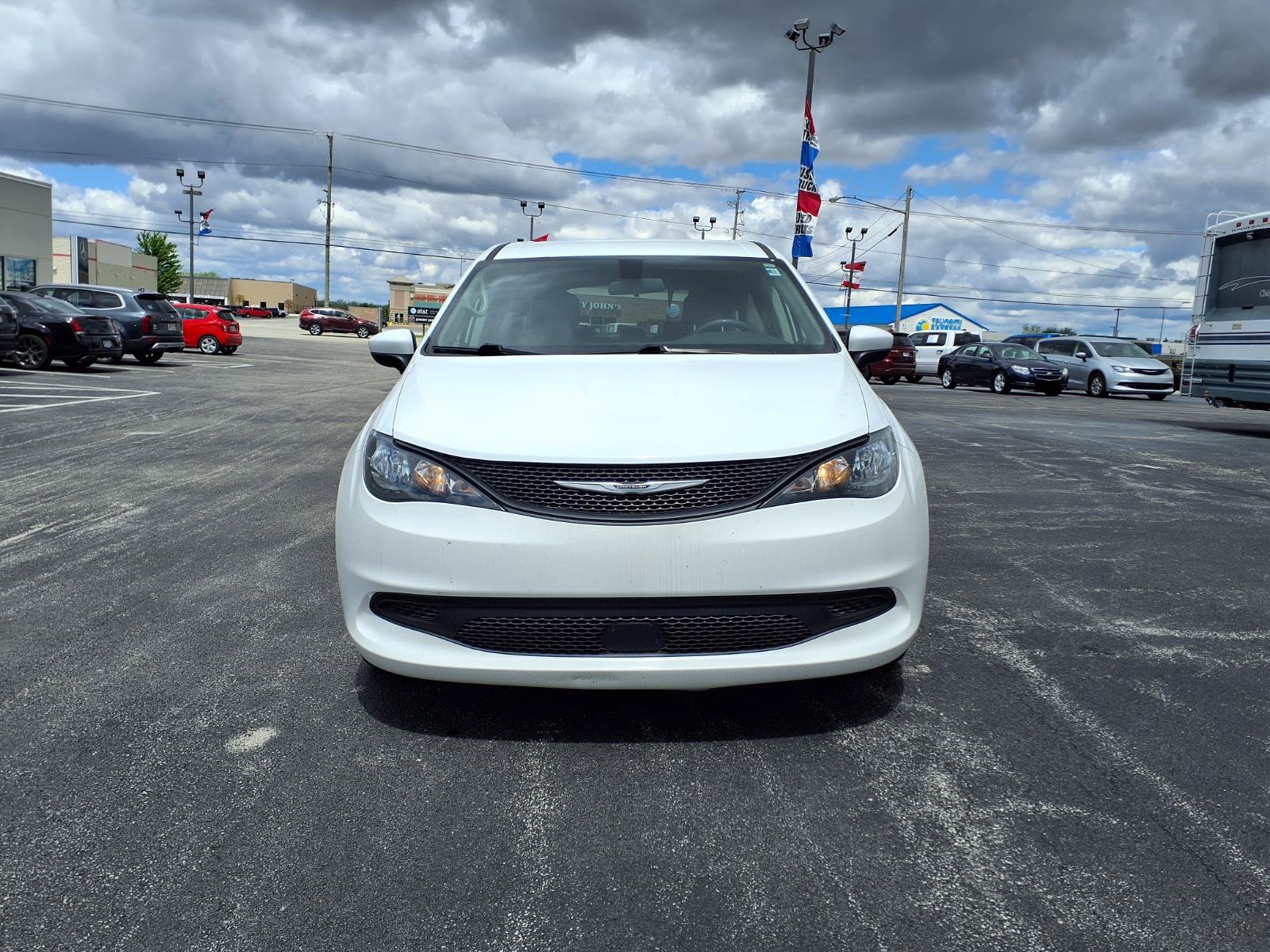Used 2022 Chrysler Voyager LX FWD image 2