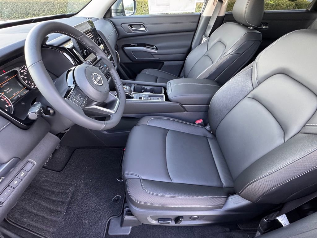 New 2025 Nissan Pathfinder SL image 9