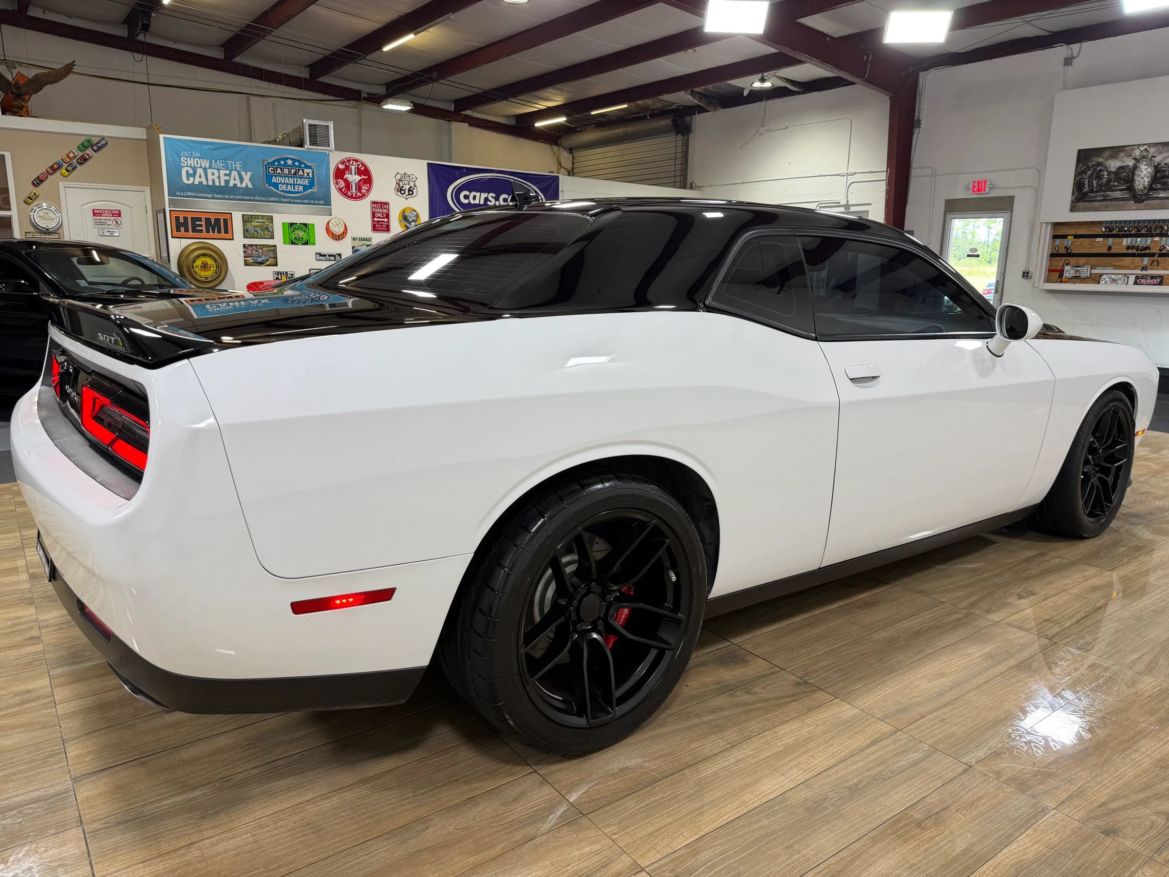 Used 2018 Dodge Challenger R/T Scat Pack w/ Leather Interior Group RWD image 8