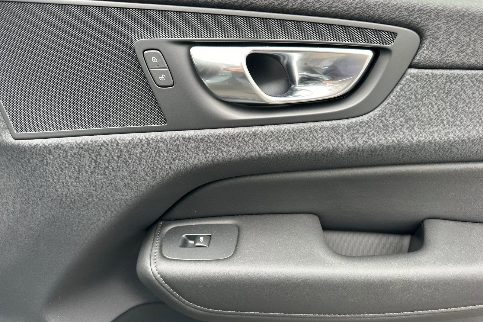 New 2025 Volvo XC60 T8 Plus w/ Protection Package Premier AWD/4WD image 19