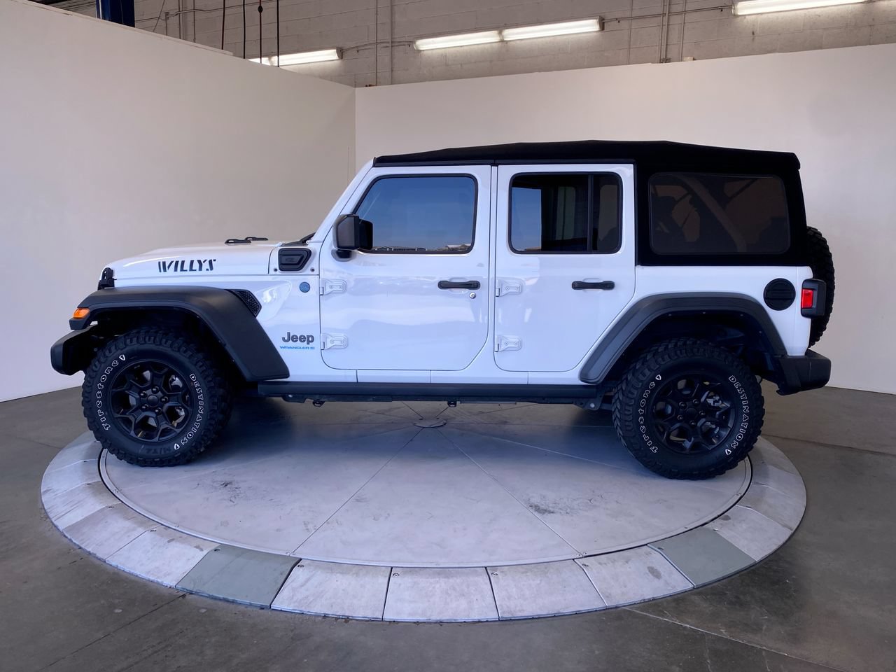 Used 2023 Jeep Wrangler Unlimited w/ Cold Weather Group AWD/4WD image 2