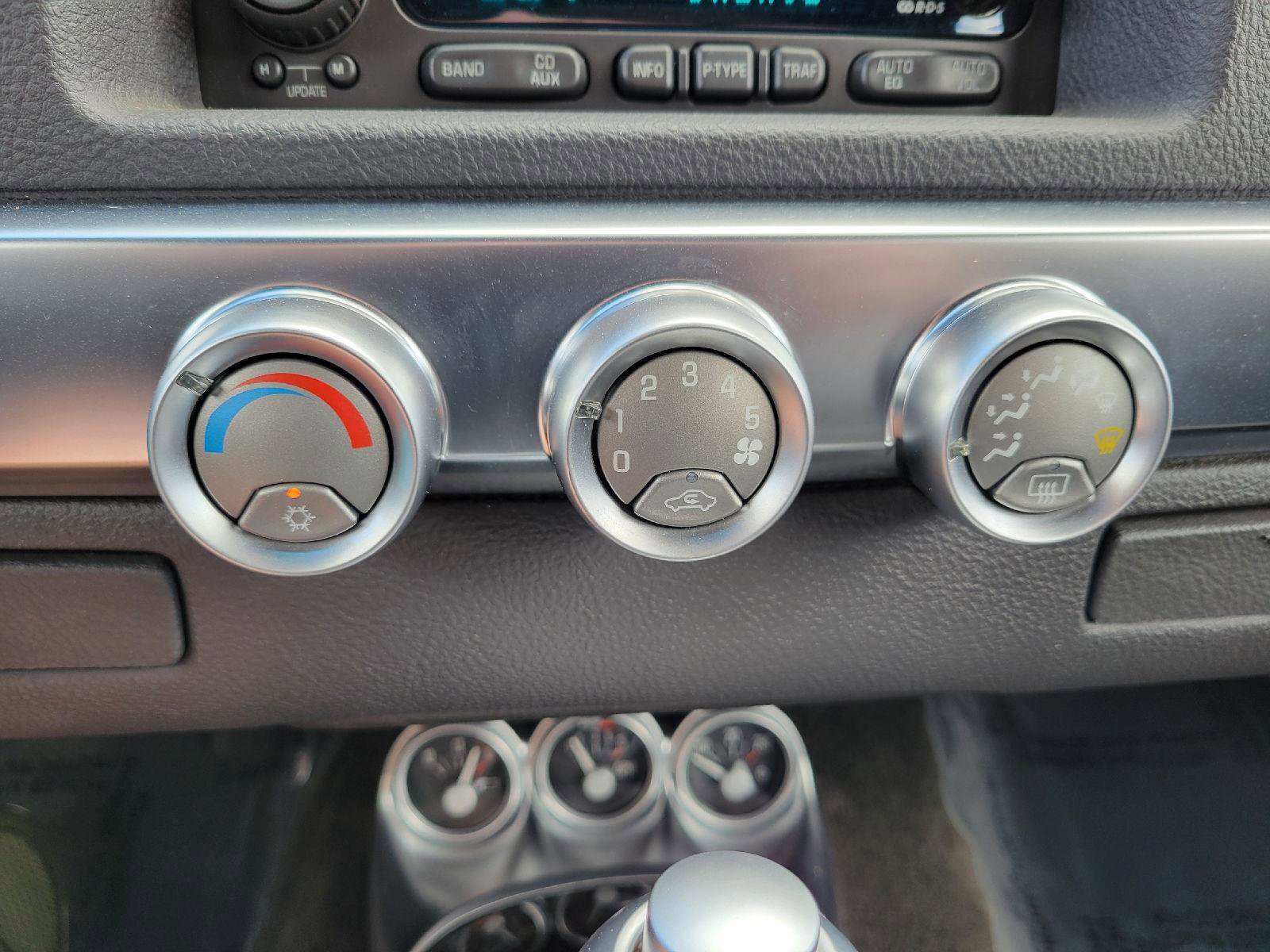 Used 2003 Chevrolet SSR w/ Preferred Equipment Group RWD image 20