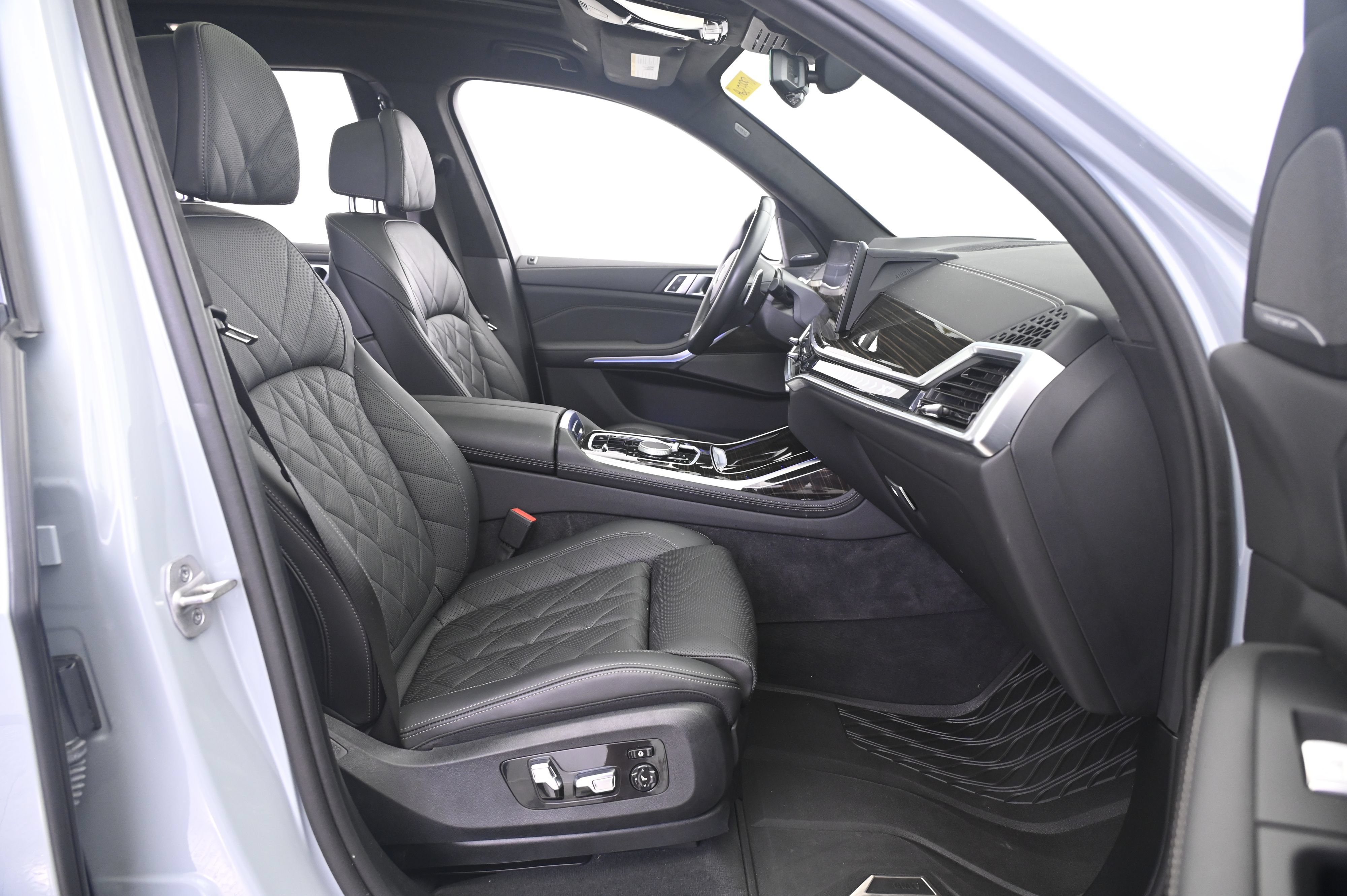 Used 2025 BMW X7 xDrive40i w/ M Sport Package AWD/4WD image 24