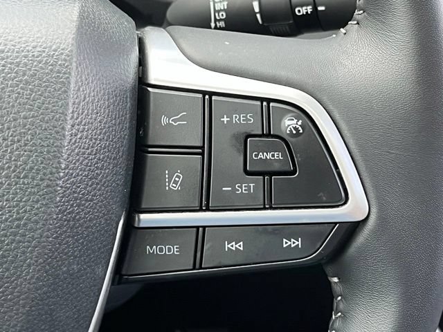 Used 2025 Toyota Highlander XLE FWD image 23