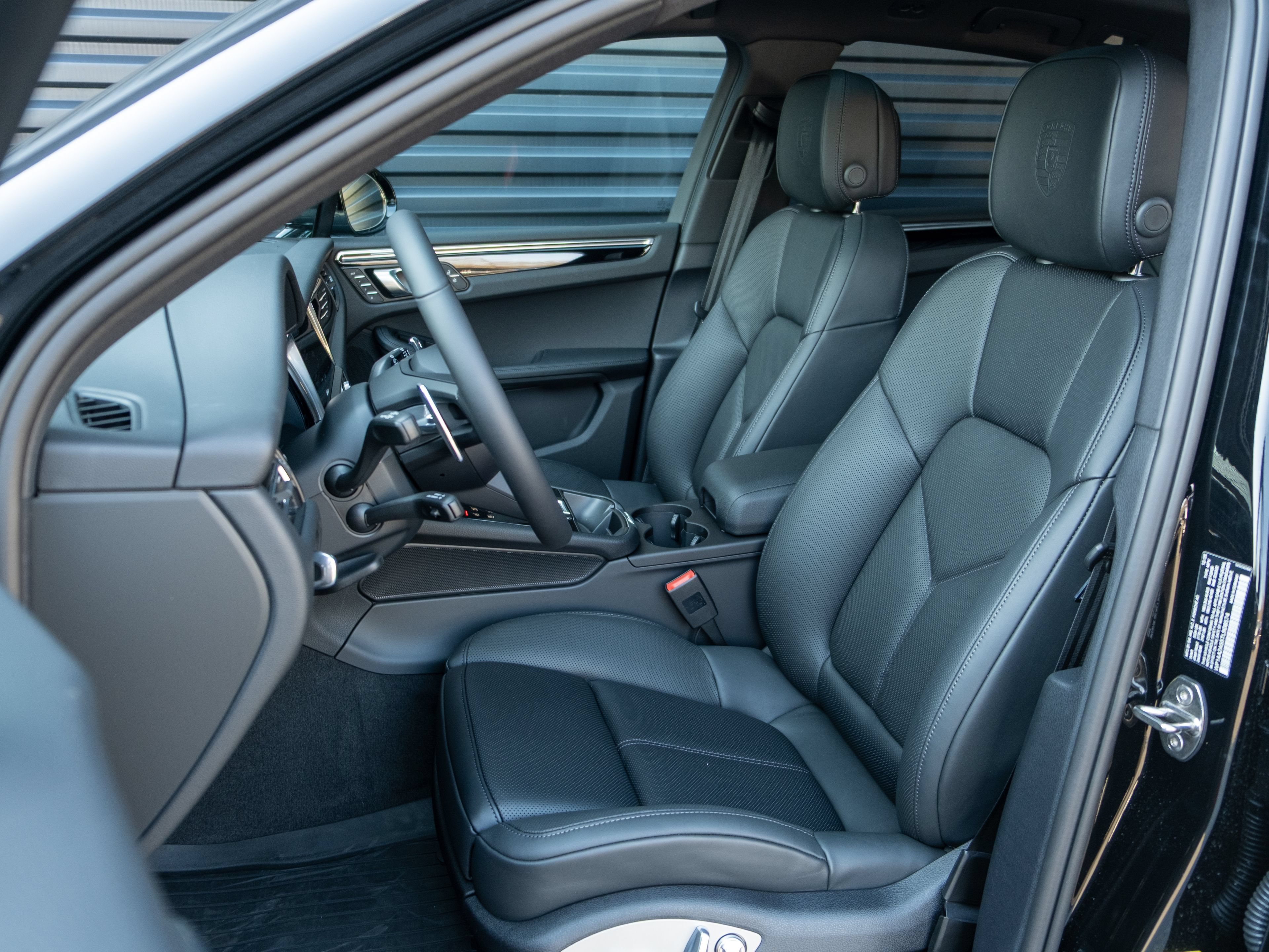 Certified 2026 Porsche Macan Turbo AWD/4WD image 5