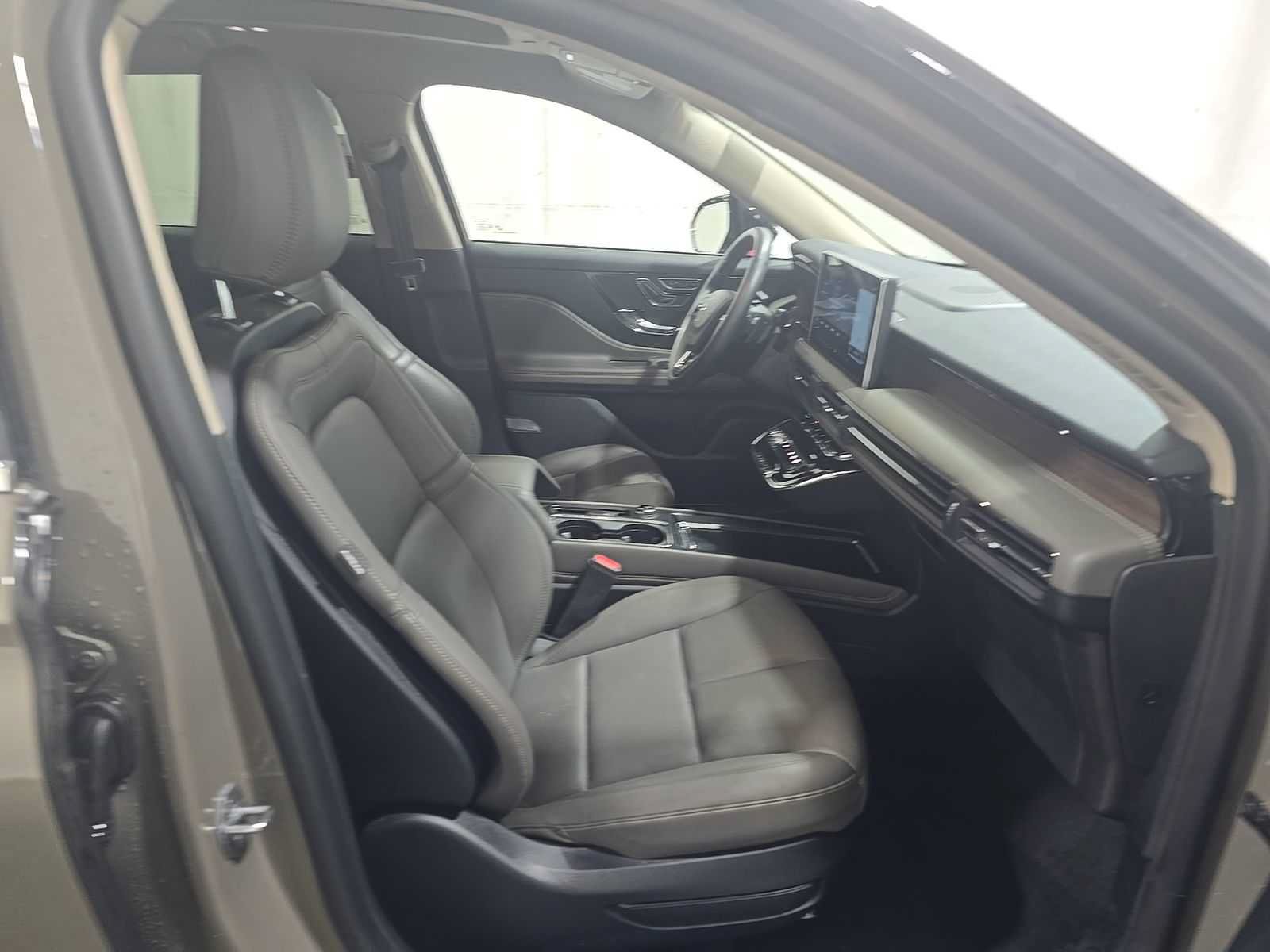 Used 2025 Lincoln Corsair Reserve w/ Rear Removable Package Tray AWD/4WD image 12