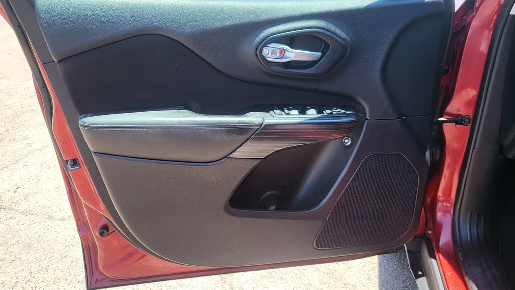Used 2016 Jeep Cherokee Sport FWD image 24