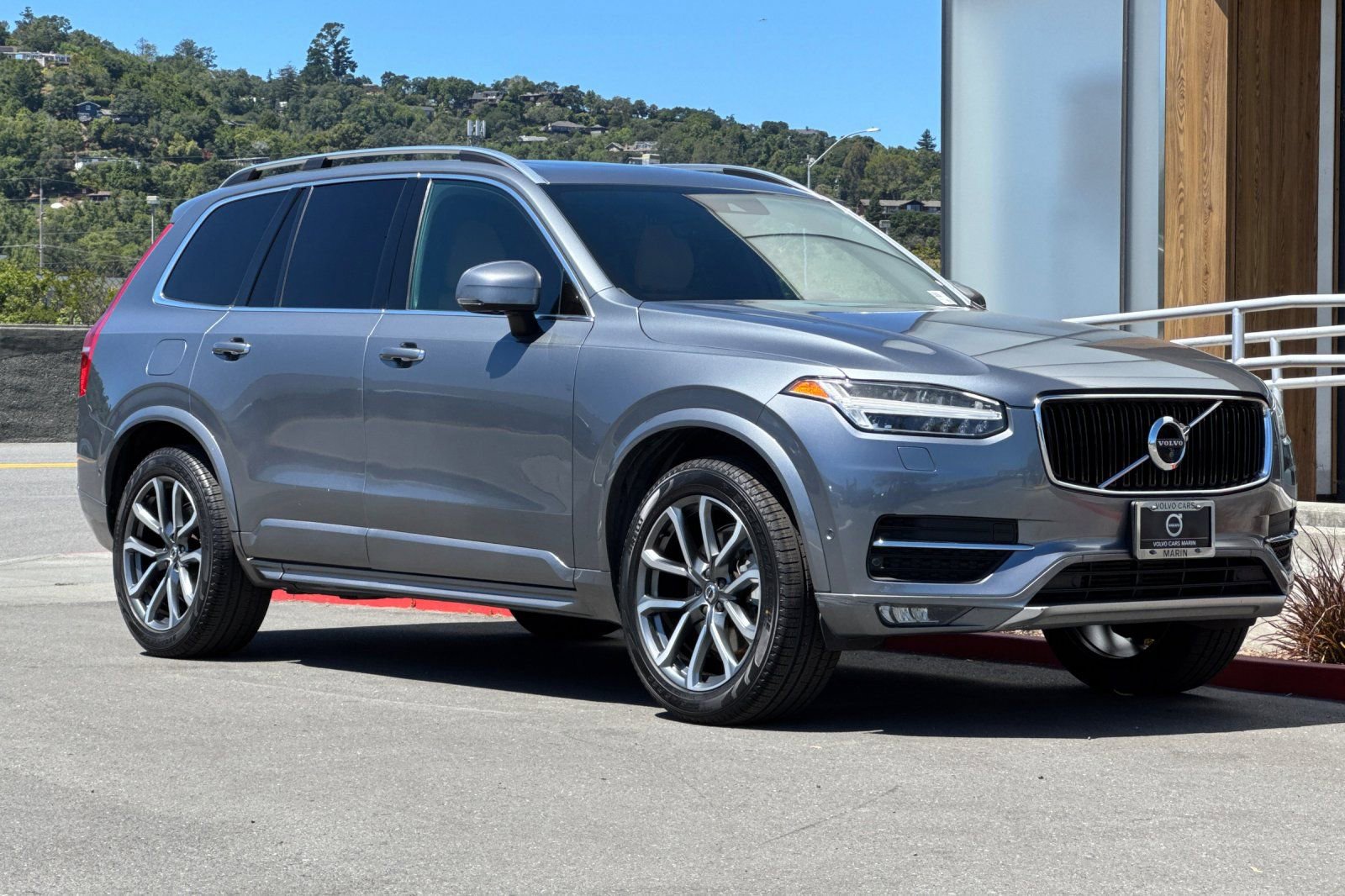 Used 2017 Volvo XC90 T6 Momentum w/ Vision Package AWD/4WD image 9