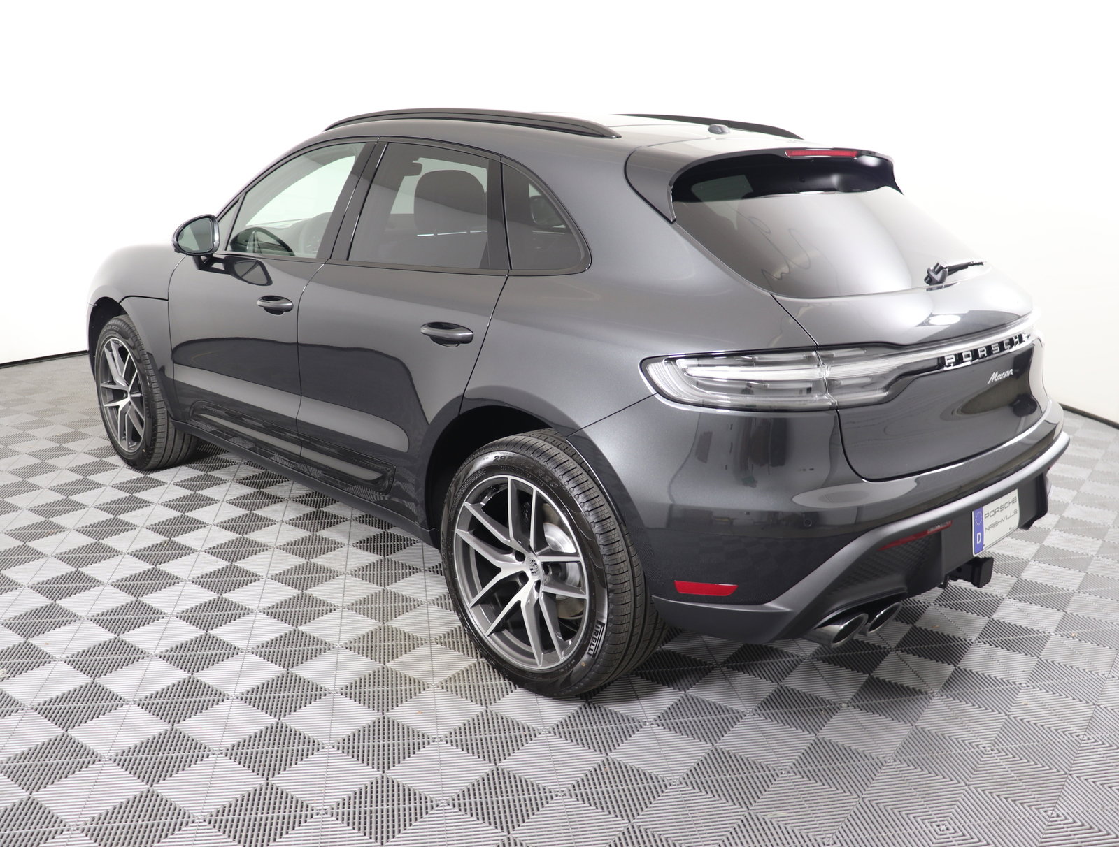 Used 2025 Porsche Macan image 3