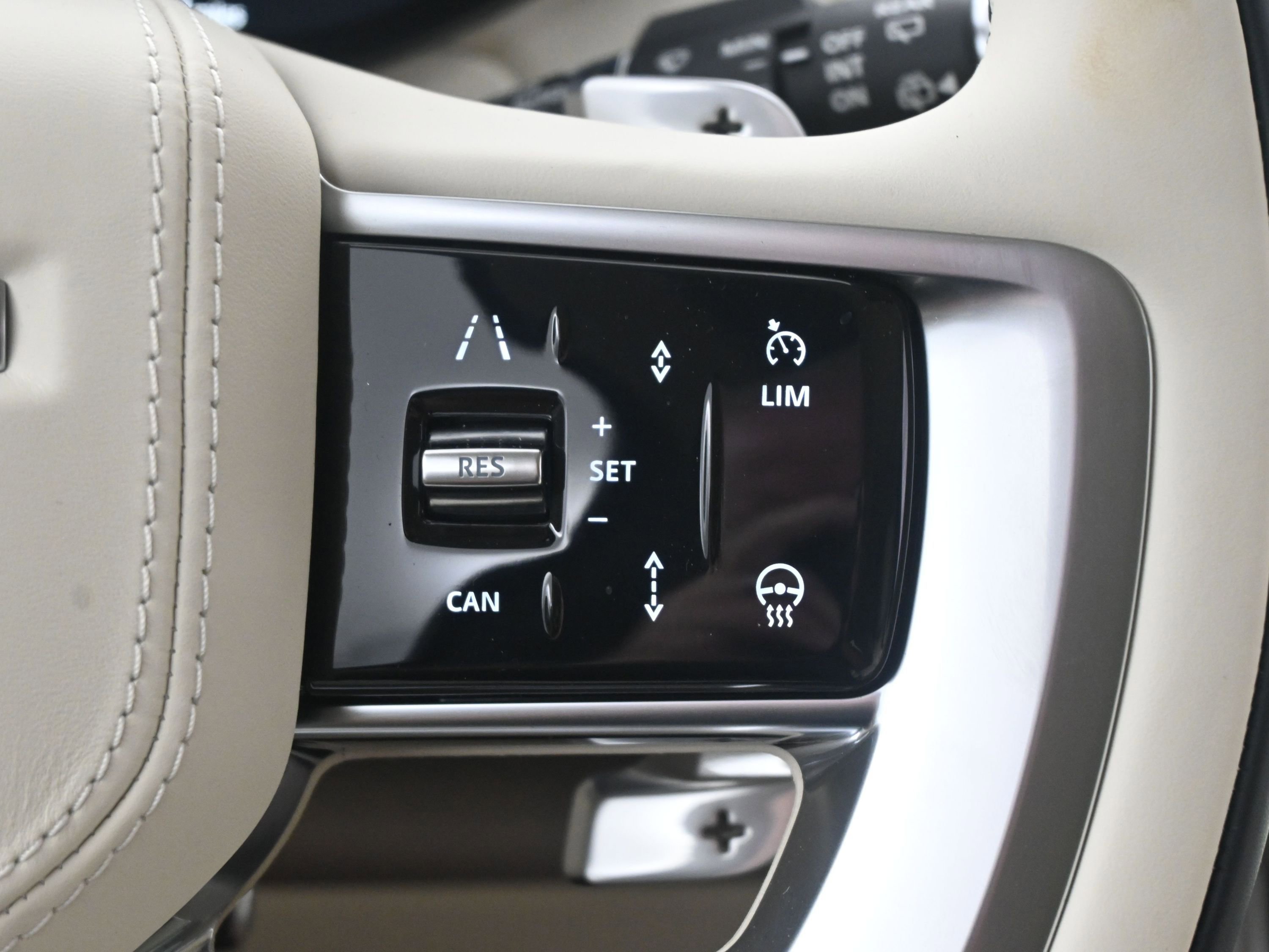 New 2025 Land Rover Range Rover SE image 18