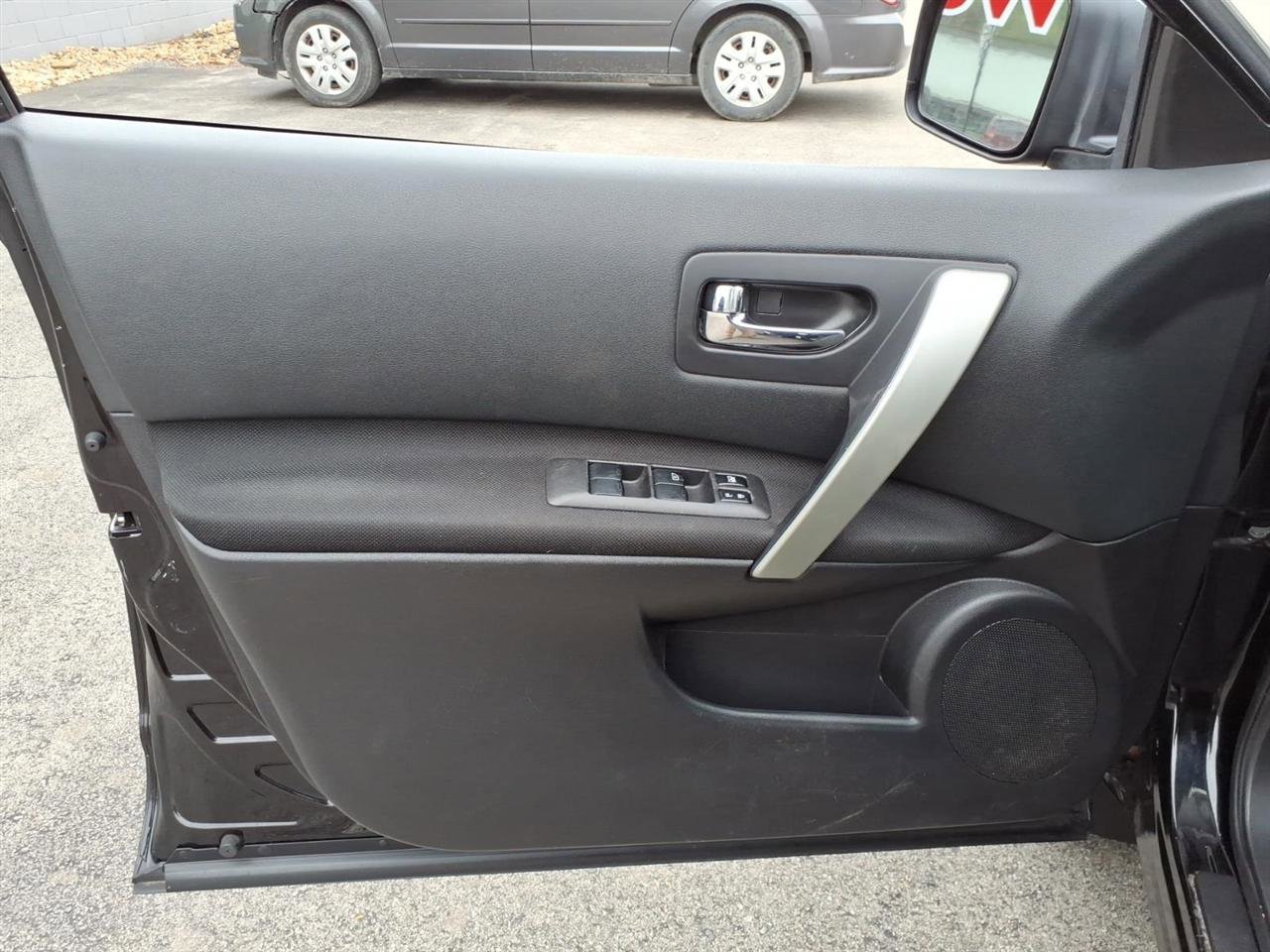 Used 2013 Nissan Rogue SV AWD/4WD image 6