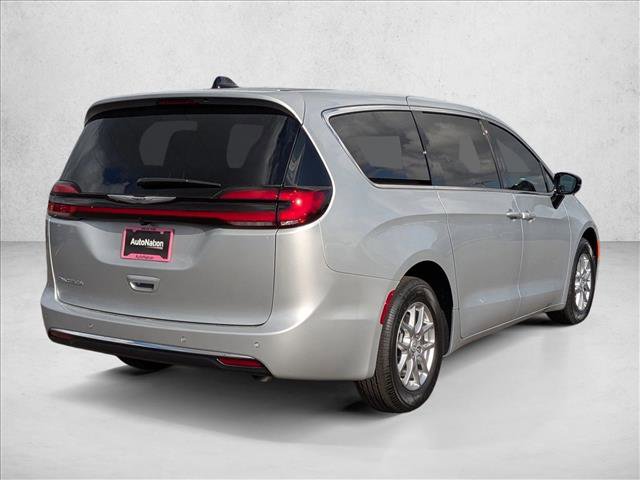 New 2026 Chrysler Pacifica Select image 2