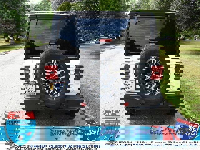 Used 2024 Jeep Wrangler Sahara w/ Technology Group image 4