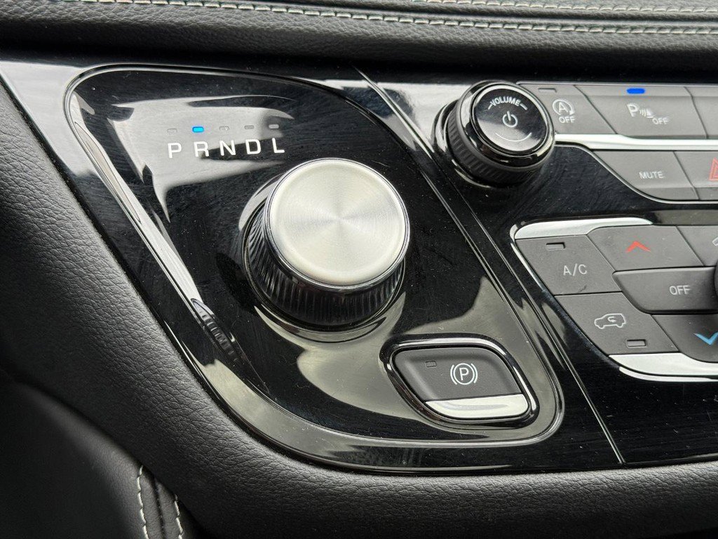 Used 2025 Chrysler Pacifica Limited image 21