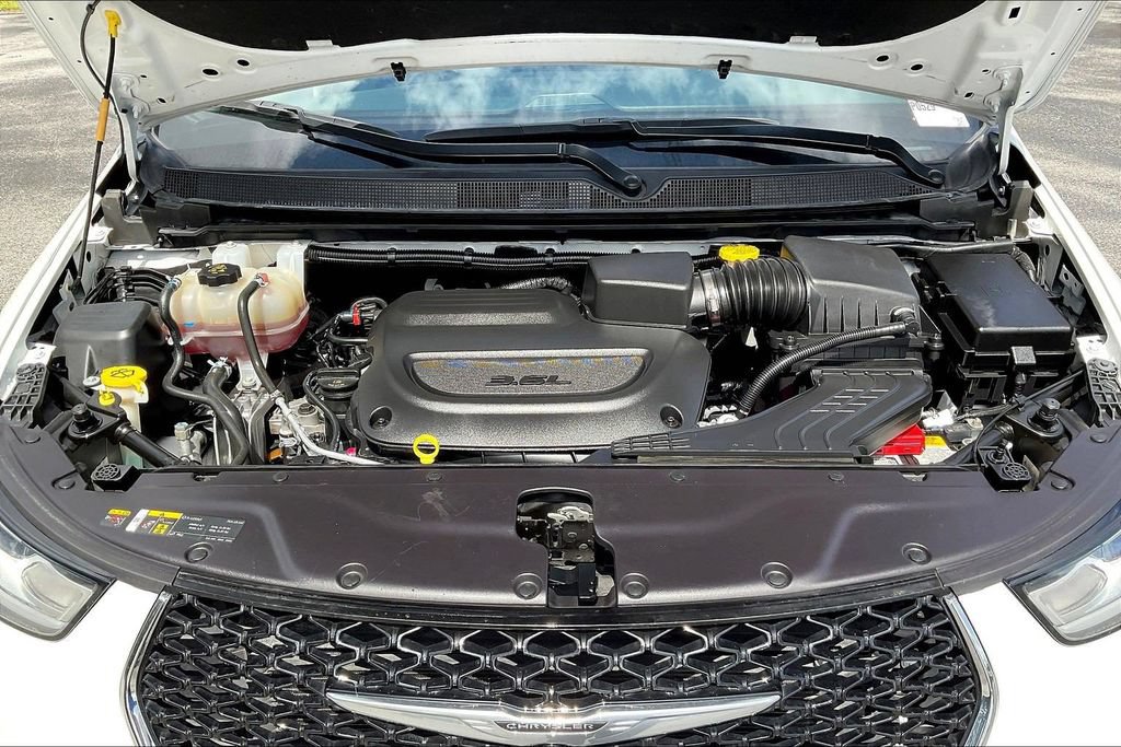 Used 2024 Chrysler Pacifica Touring-L FWD image 33