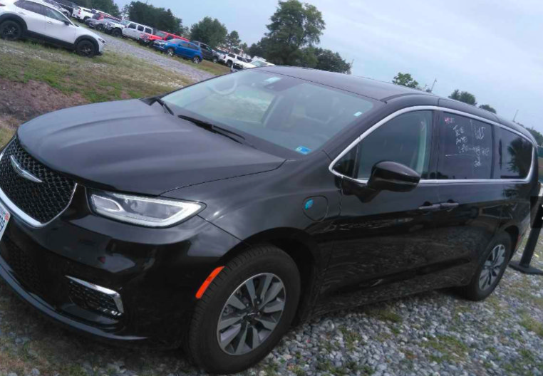 Used 2023 Chrysler Pacifica Touring-L FWD image 4
