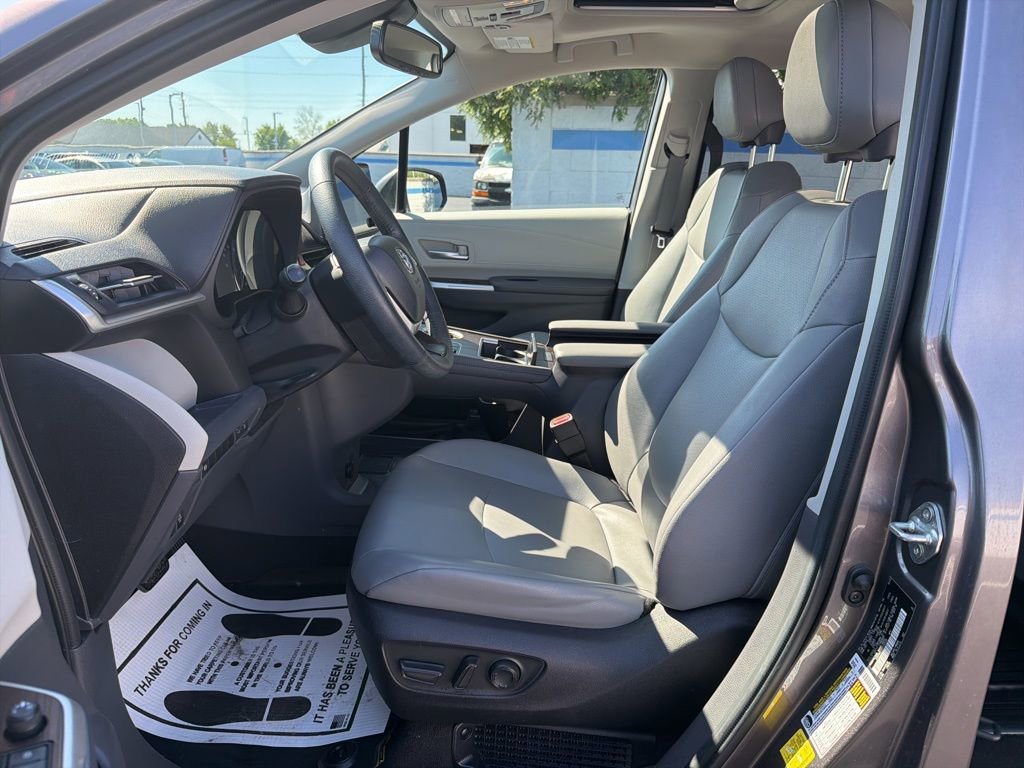 Used 2023 Toyota Sienna XLE FWD image 17