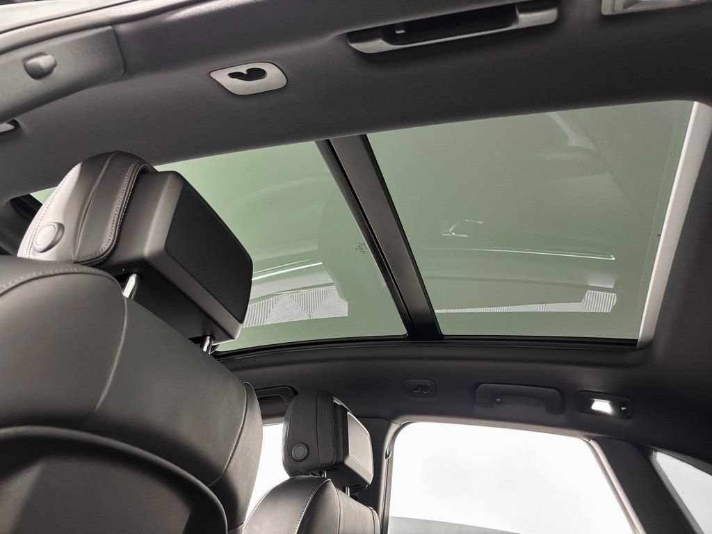 Certified 2026 Porsche Macan AWD/4WD image 19