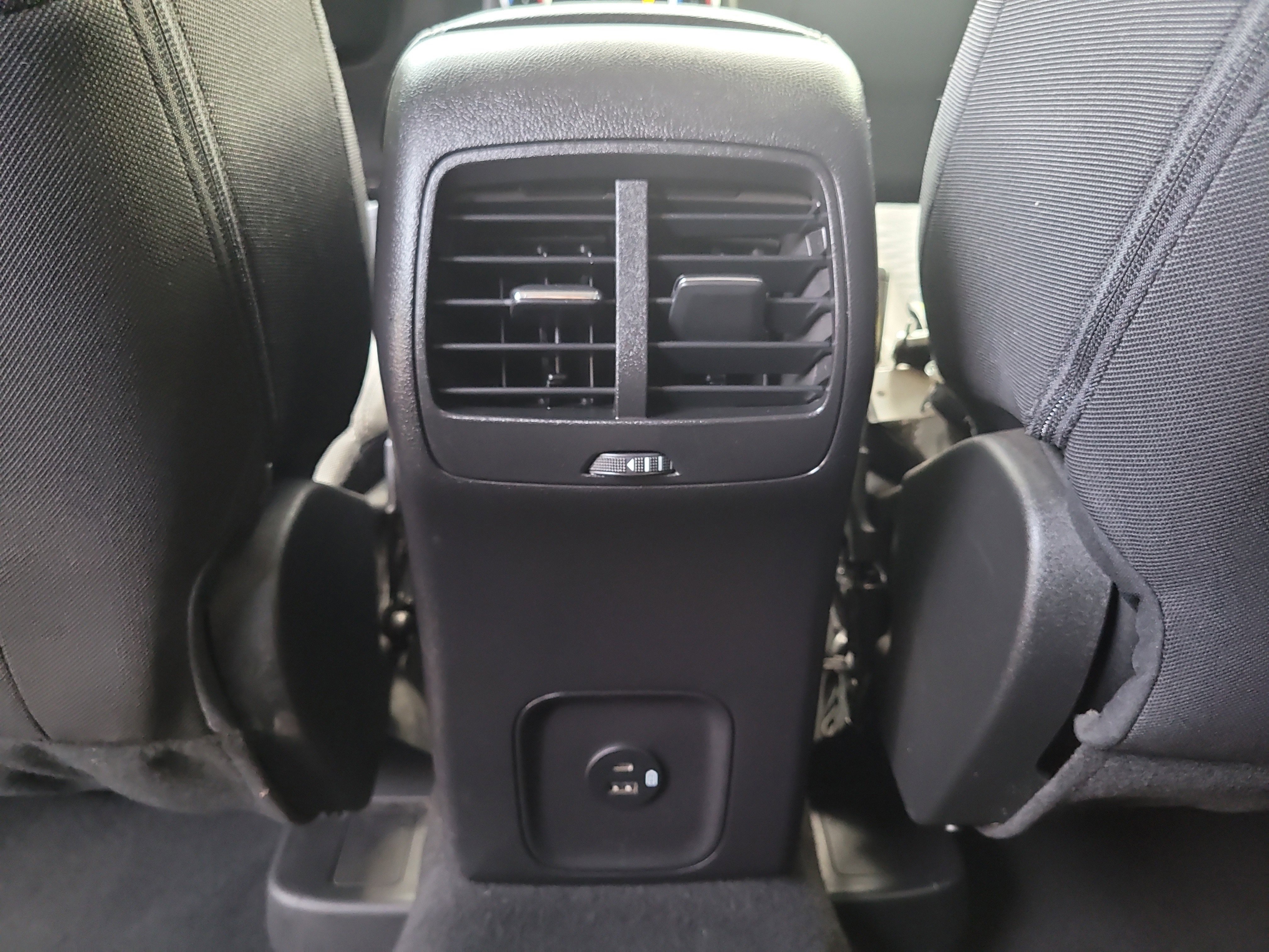 Used 2022 Ford Escape SE w/ SE Sport Appearance Package FWD image 17