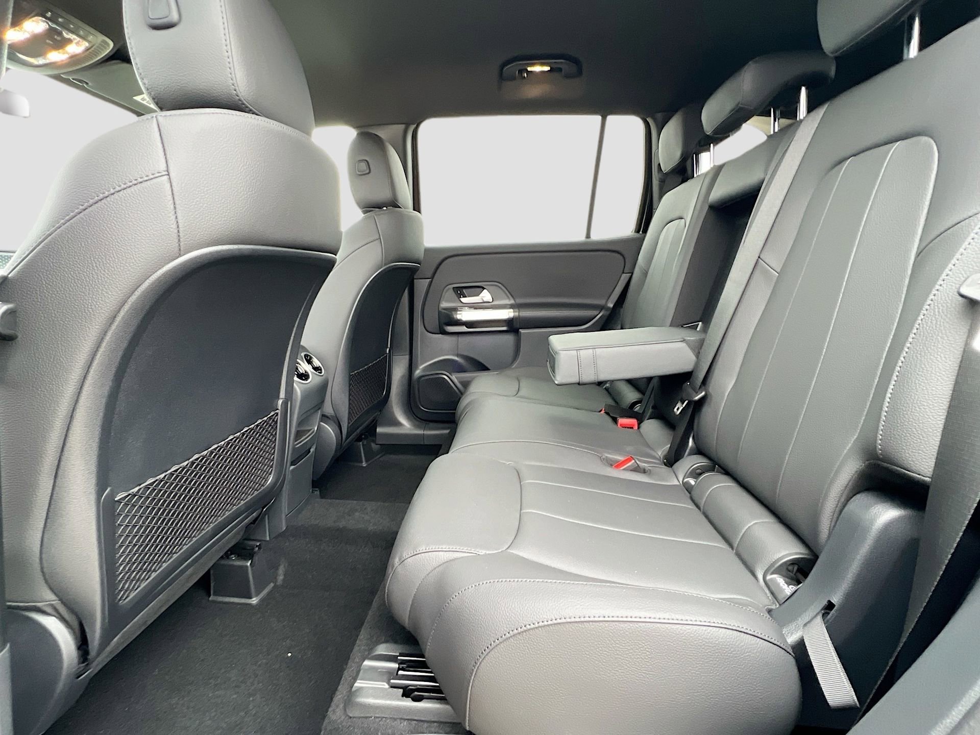 Used 2025 Mercedes-Benz GLB 250 4MATIC w/ Winter Package image 18