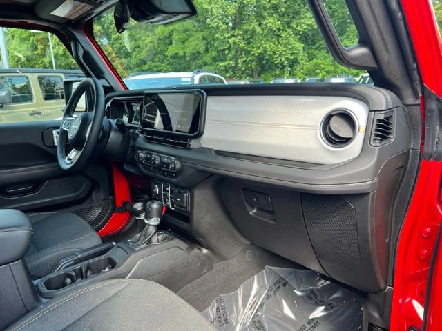 Used 2025 Jeep Wrangler Unlimited Sahara AWD/4WD image 27