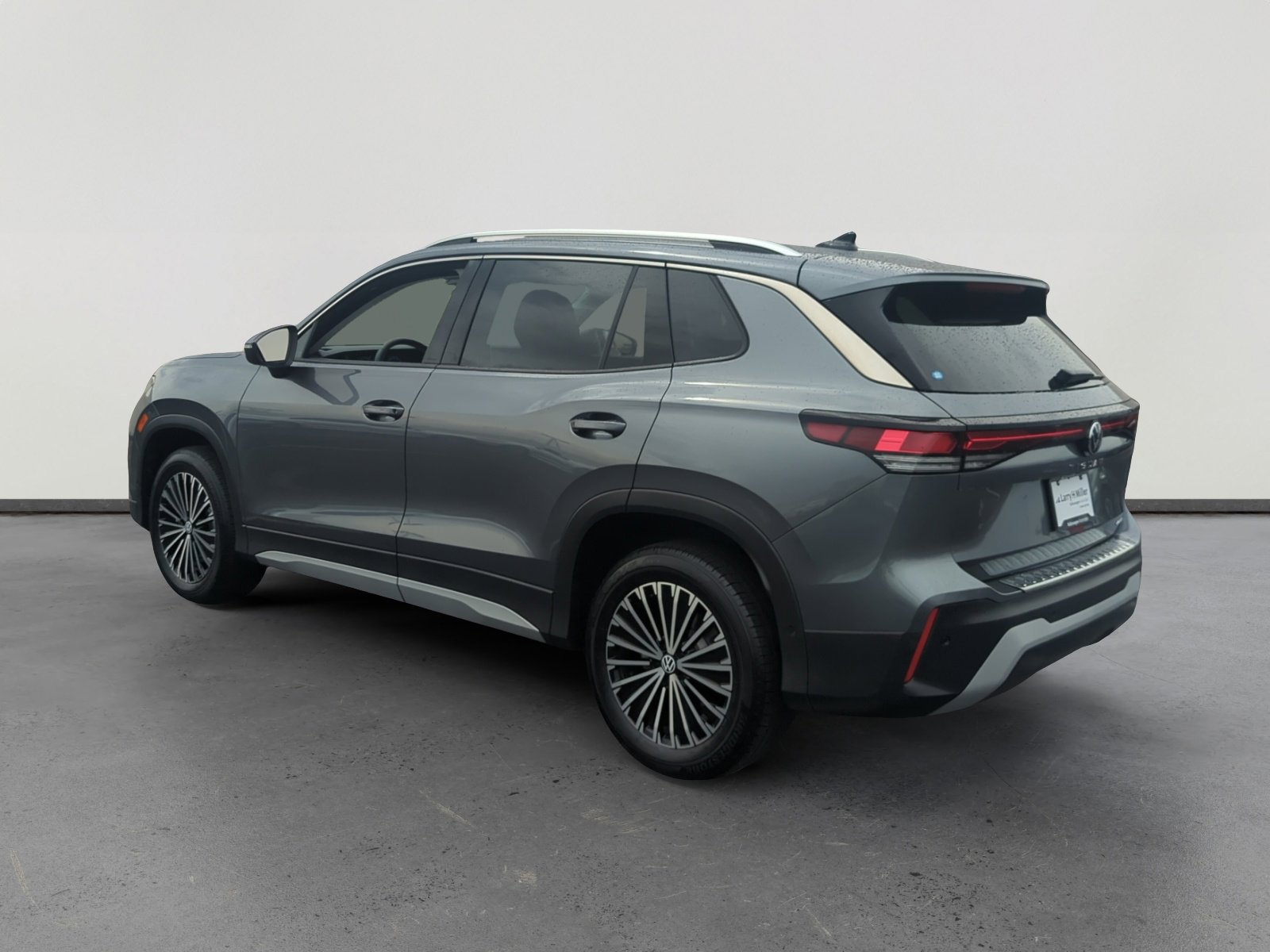 Certified 2025 Volkswagen Tiguan S w/ 18" Wheel Package image 3