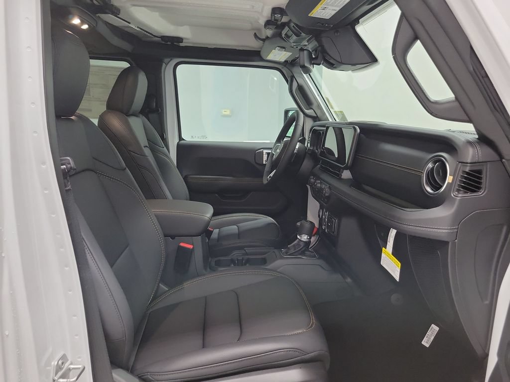 New 2026 Jeep Wrangler Unlimited Sahara w/ Technology Group AWD/4WD image 13