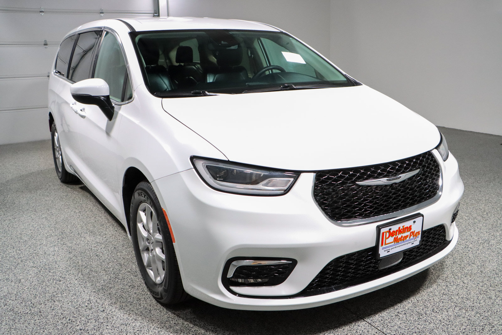 Used 2023 Chrysler Pacifica Touring-L FWD image 5