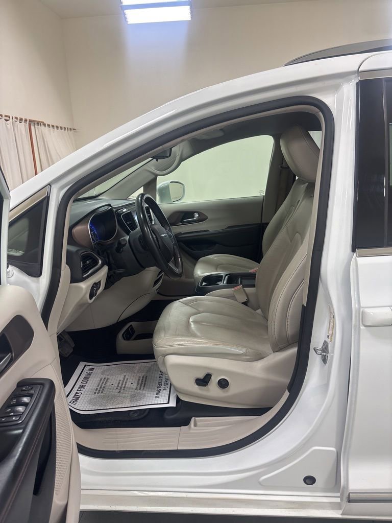 Used 2018 Chrysler Pacifica Touring-L w/ Tire & Wheel Group FWD image 11
