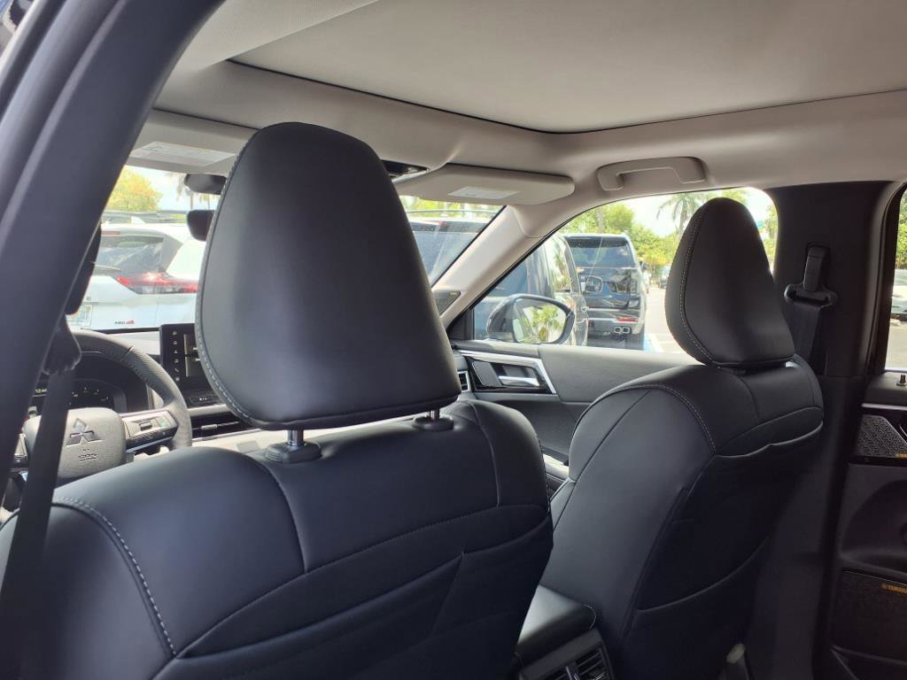 New 2025 Mitsubishi Outlander SE image 8