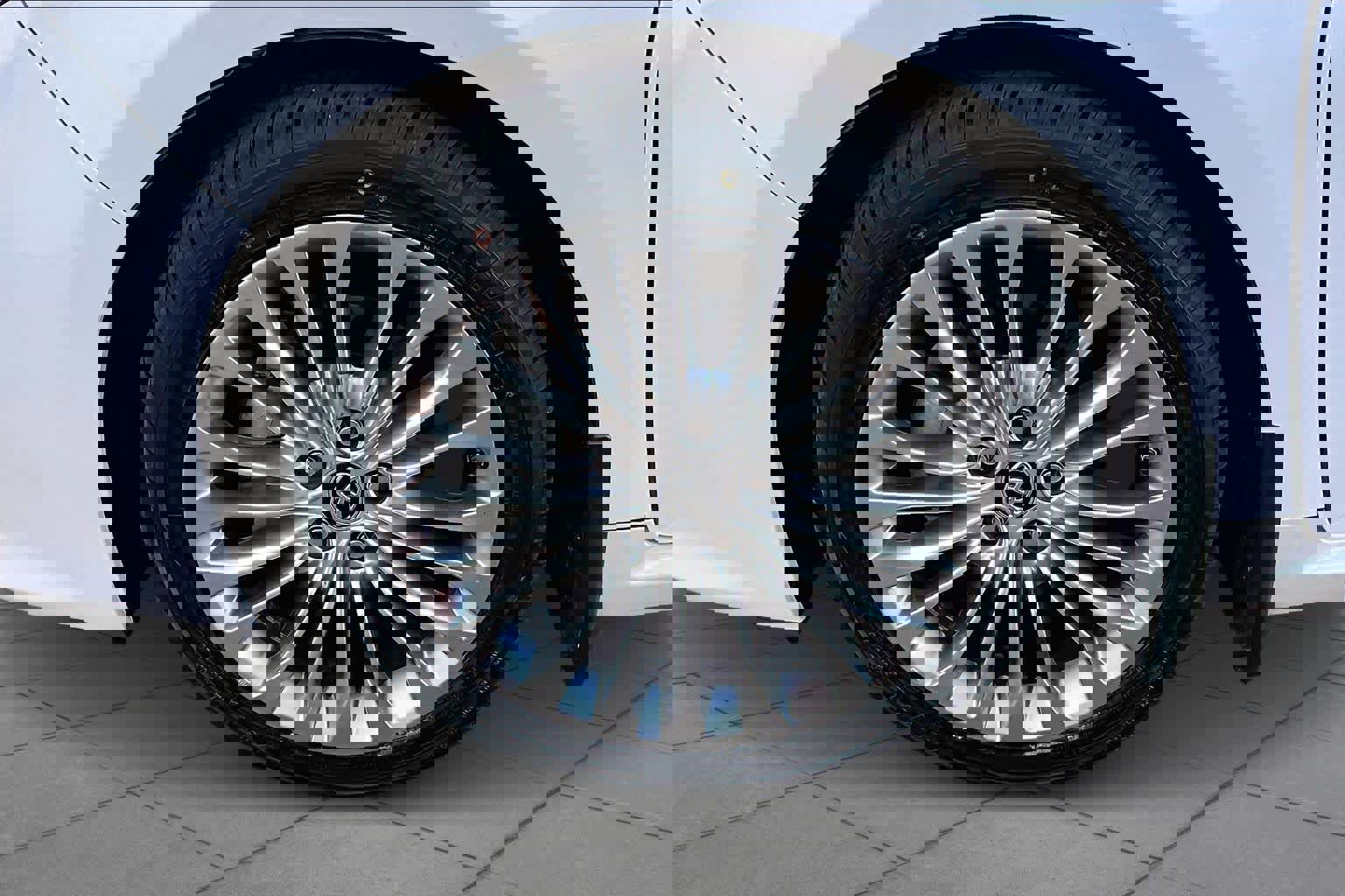 Used 2018 Toyota Avalon Limited image 10