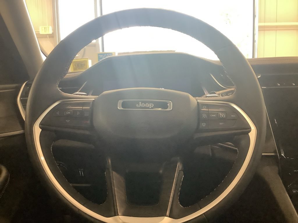 Used 2023 Jeep Grand Cherokee Limited AWD/4WD image 8