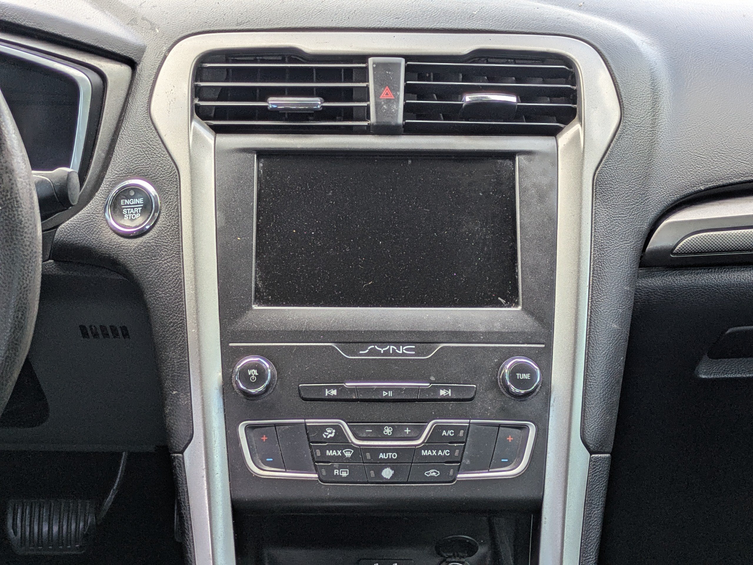 Used 2020 Ford Fusion SE FWD image 15
