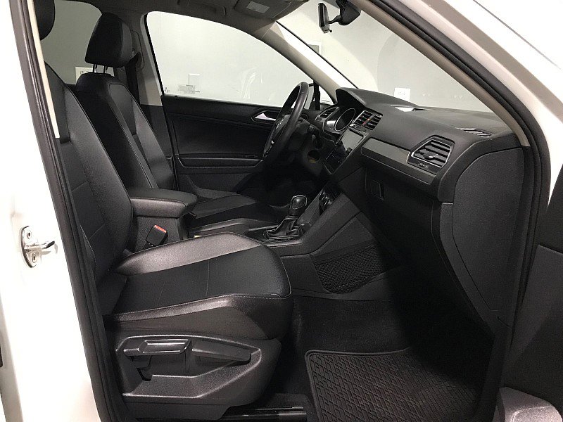 Used 2020 Volkswagen Tiguan SE w/ Panoramic Sunroof Package image 13