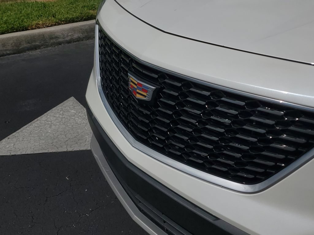 Used 2022 Cadillac XT4 Premium Luxury w/ Safety Alert Package FWD image 9