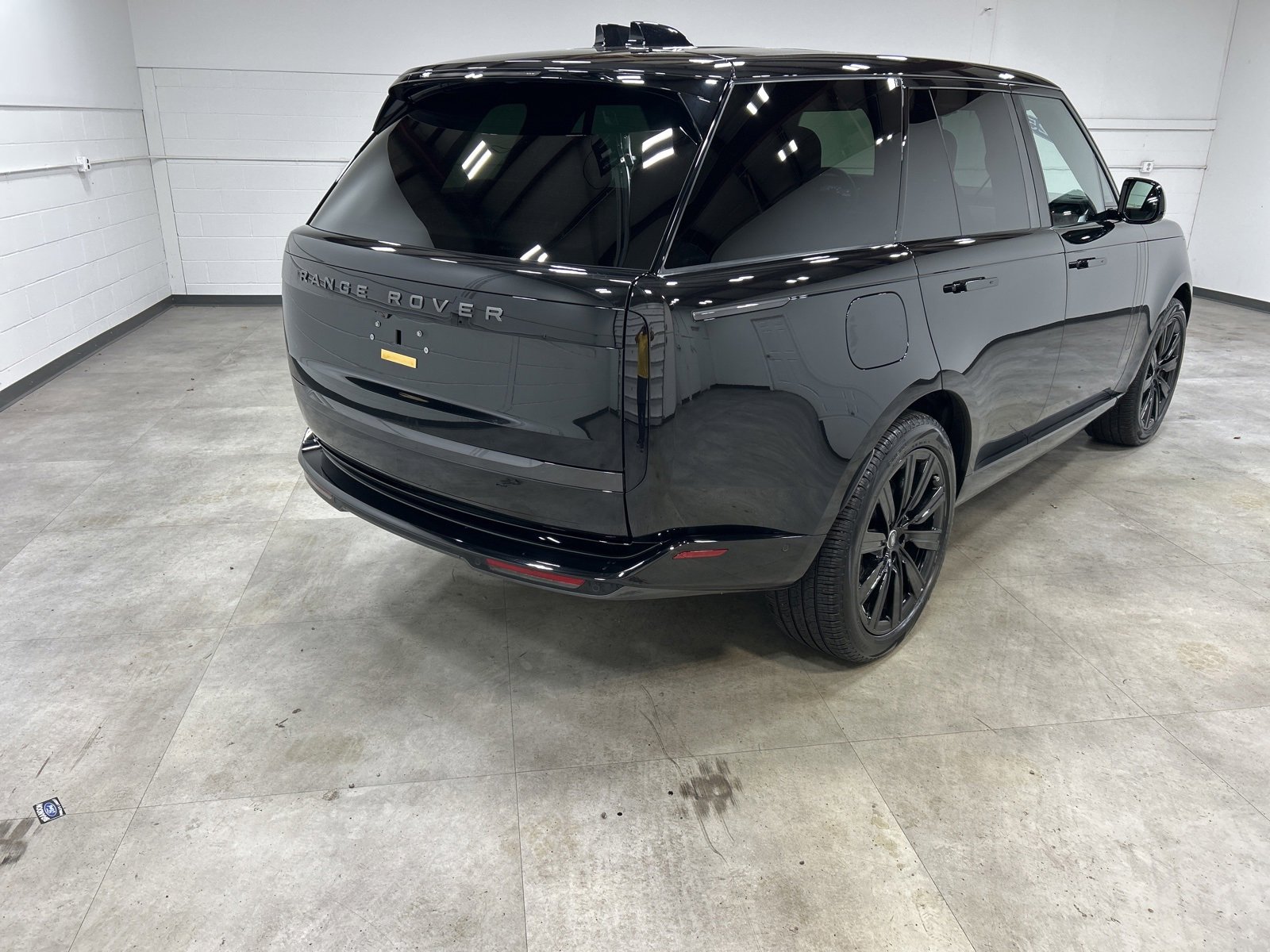 Used 2025 Land Rover Range Rover SE image 3