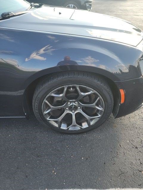 Used 2015 Chrysler 300 S RWD image 4