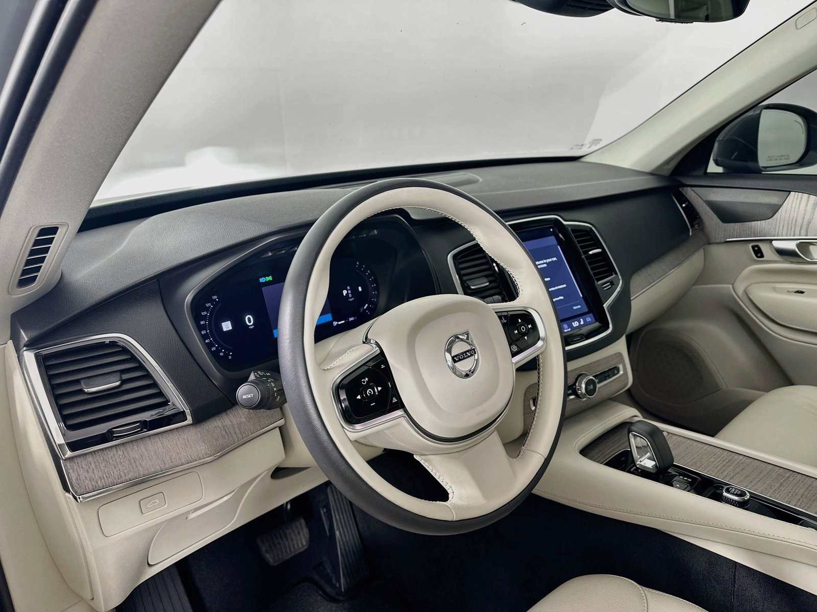 Certified 2024 Volvo XC90 B6 Plus AWD/4WD image 32