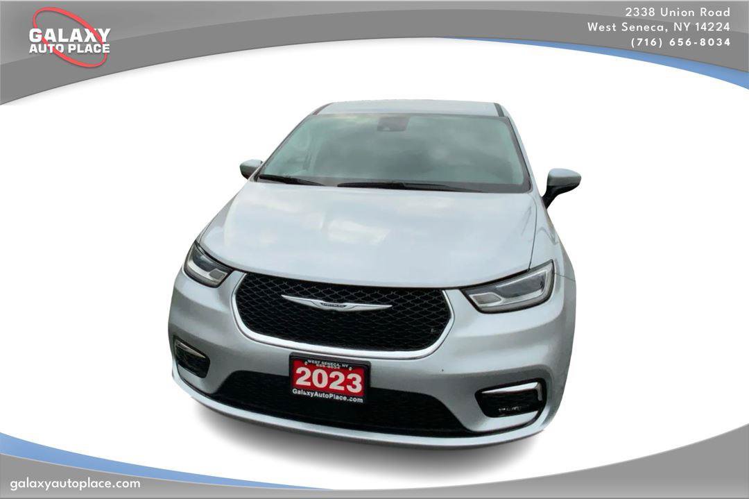 Used 2023 Chrysler Pacifica Touring-L FWD image 2