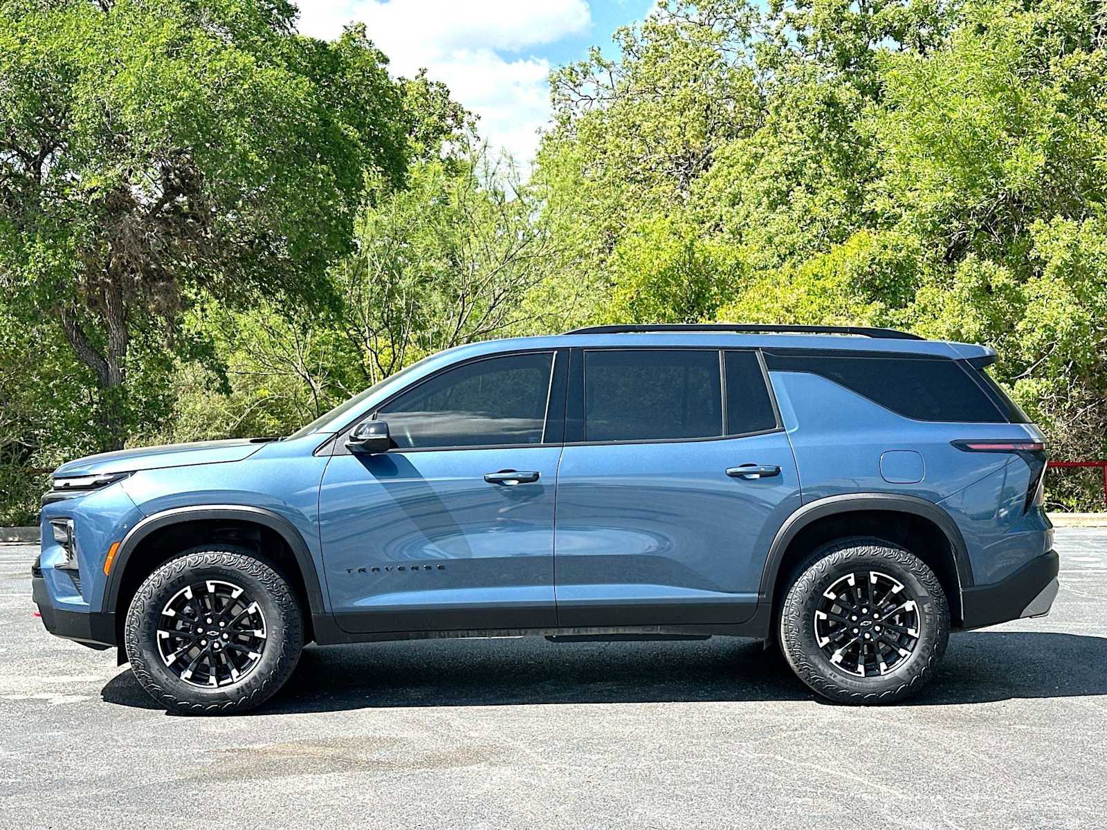 Used 2025 Chevrolet Traverse Z71 image 12