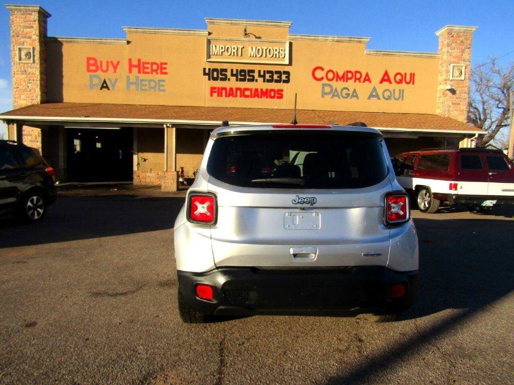 Used 2018 Jeep Renegade Latitude FWD image 3