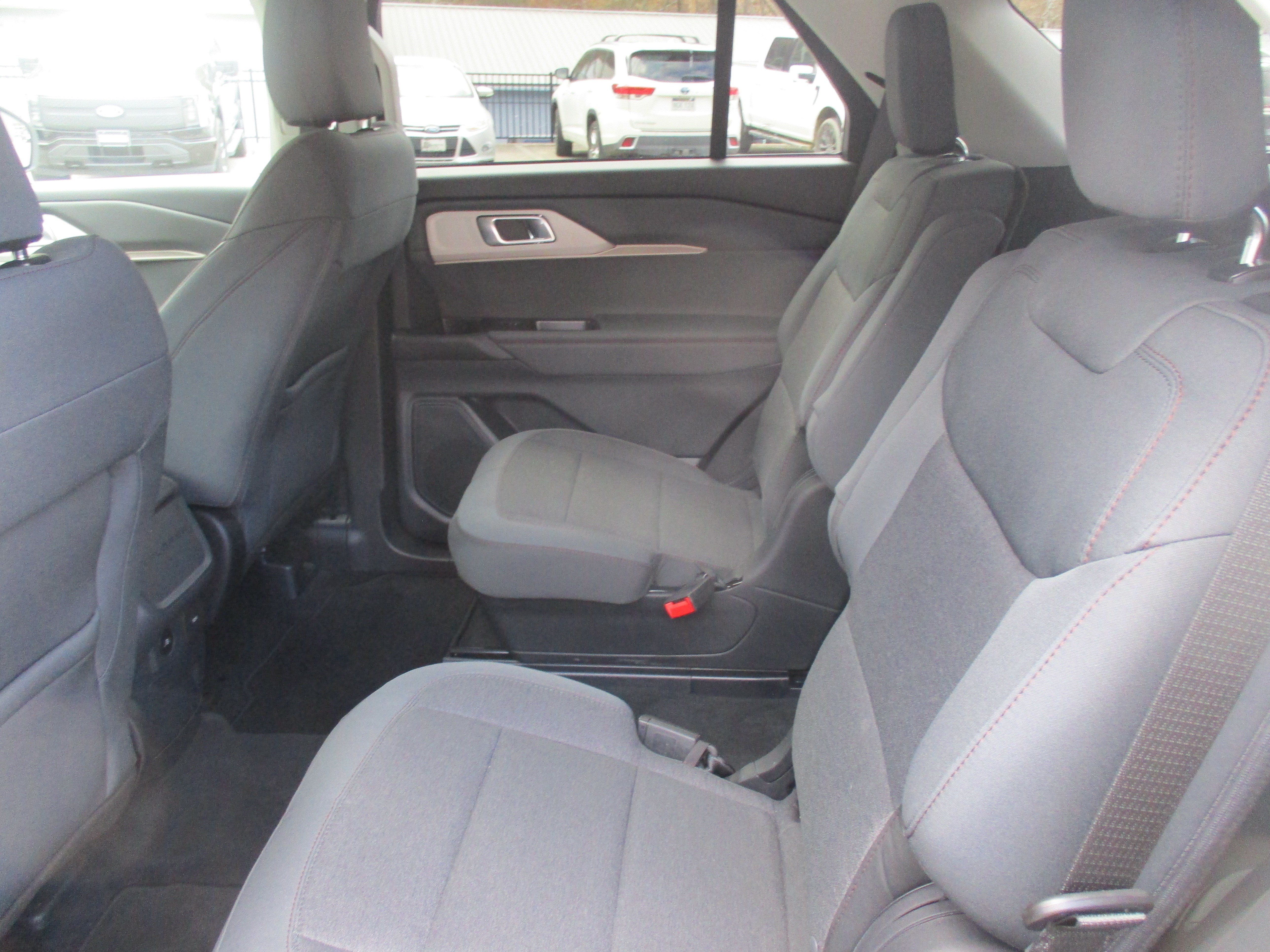 Used 2025 Ford Explorer Active AWD/4WD image 13