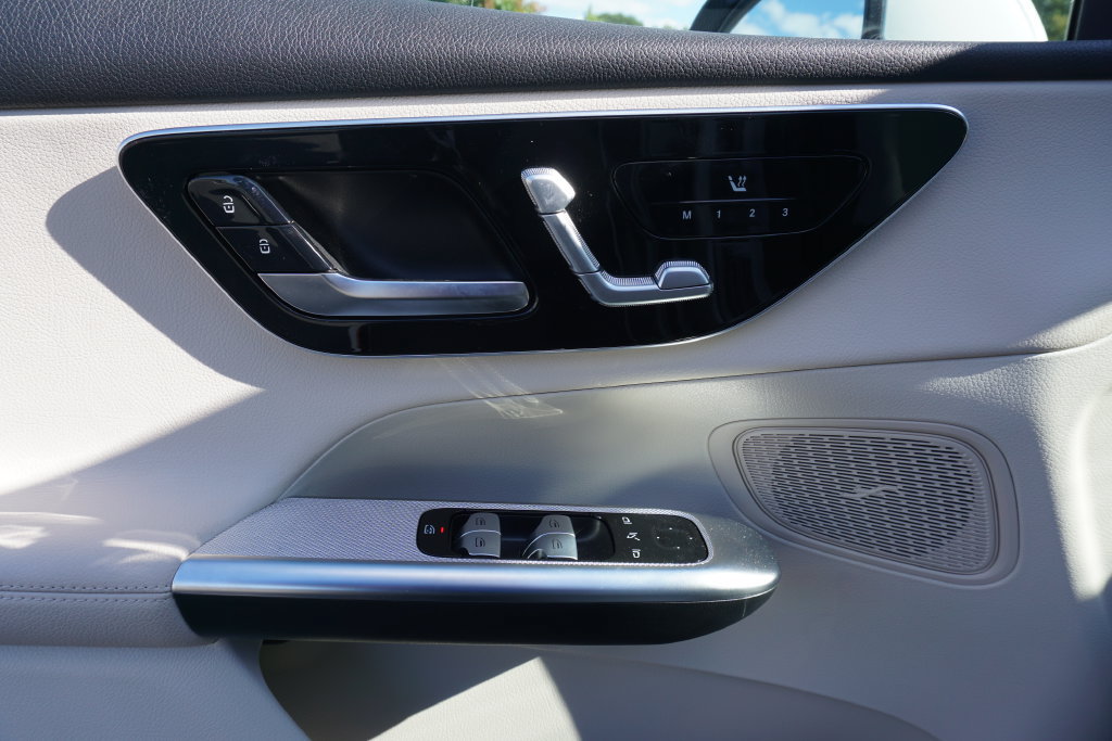 Used 2025 Mercedes-Benz GLC 300 4MATIC image 10