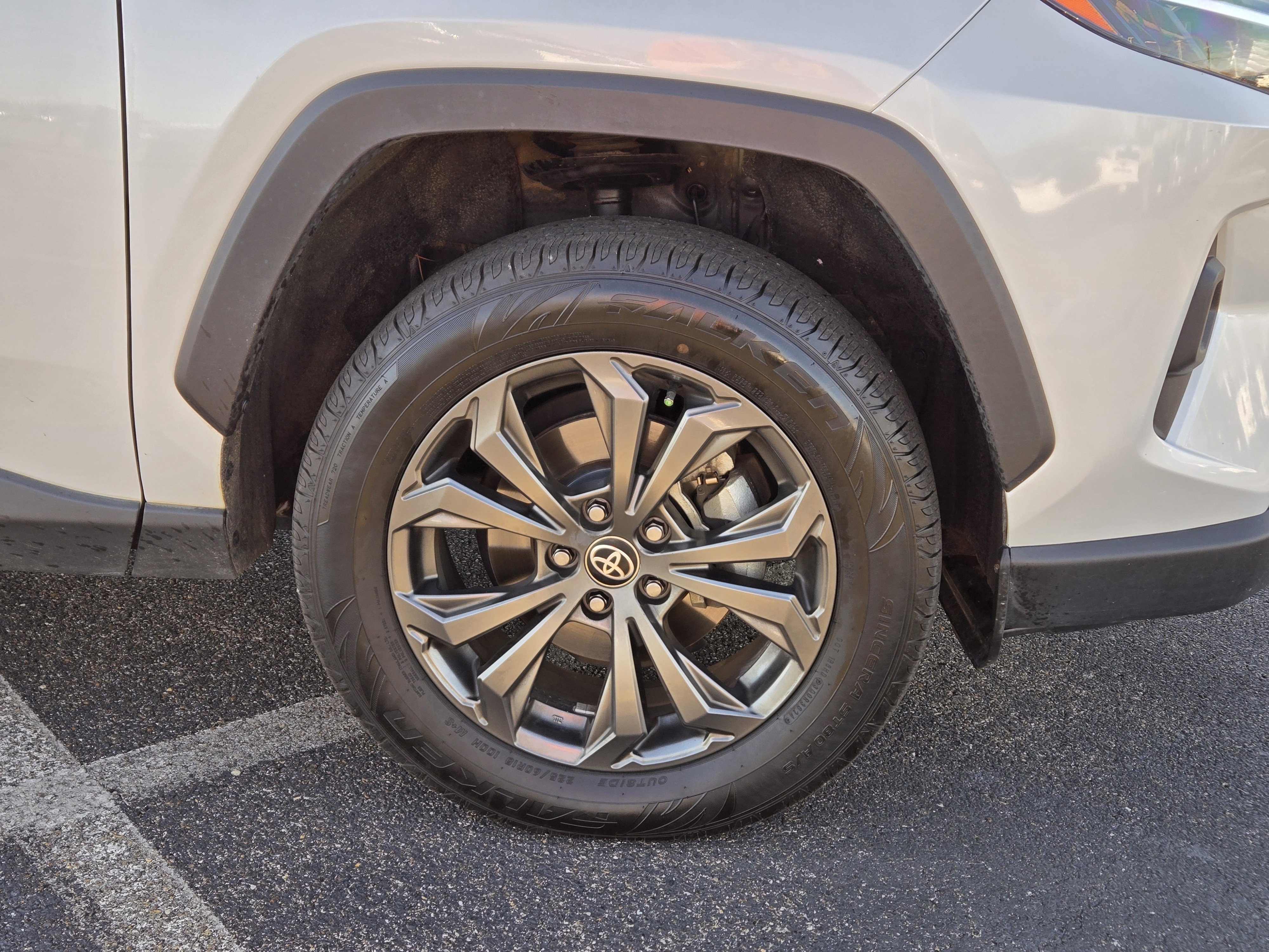 Used 2023 Toyota RAV4 XLE Premium image 4