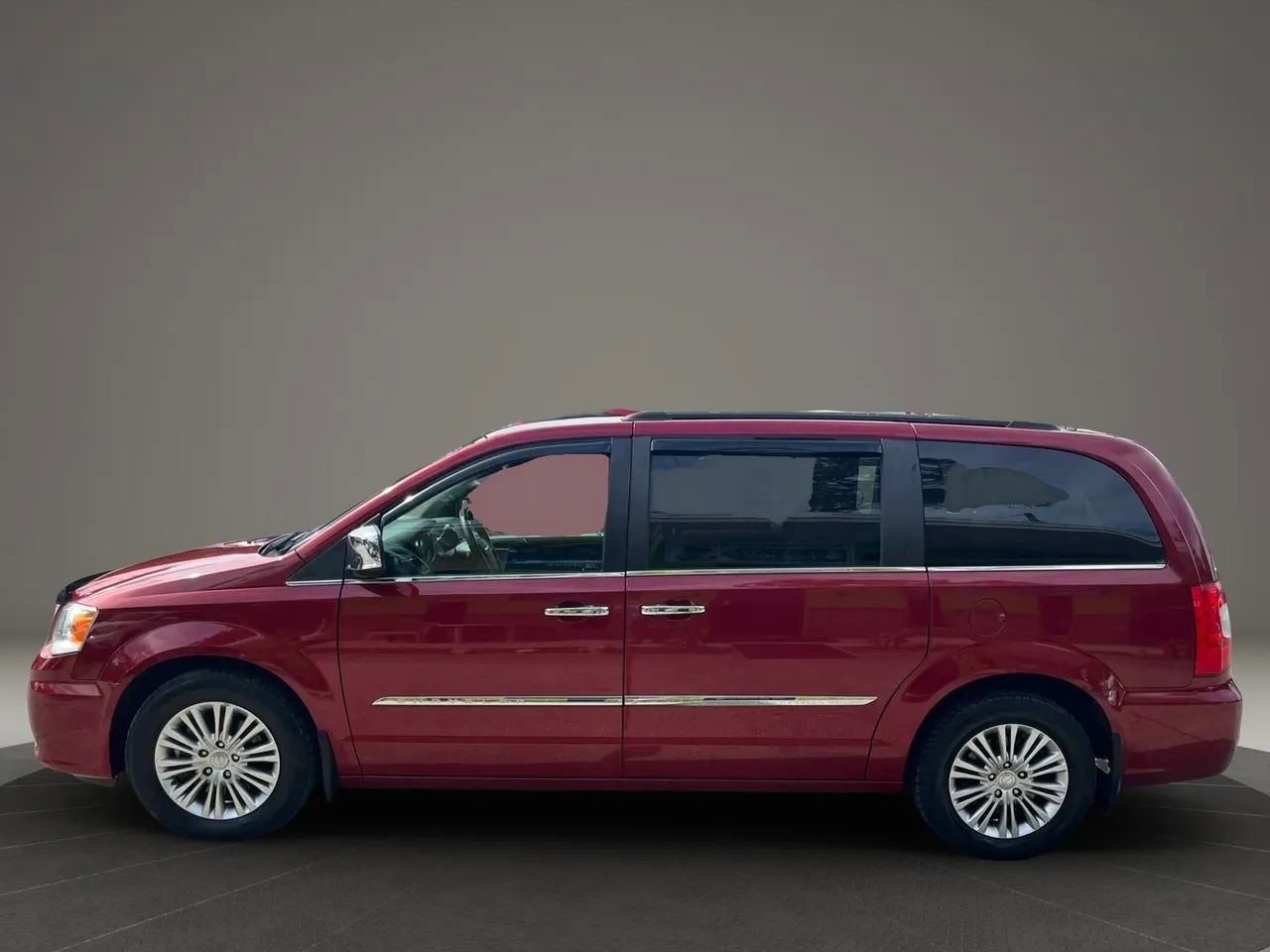 Used 2015 Chrysler Town & Country Touring-L w/ Driver Convenience Group FWD image 4