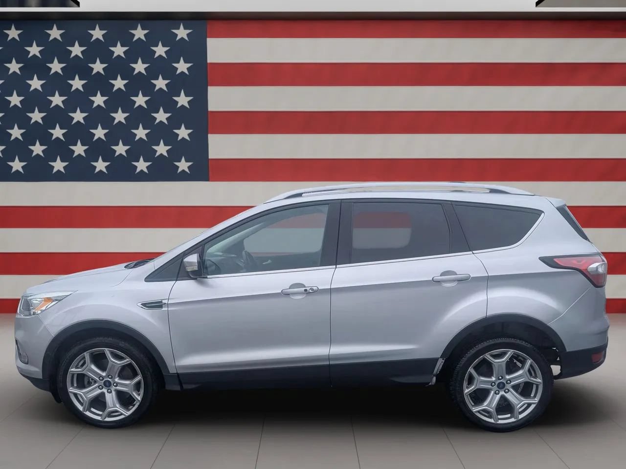 Used 2018 Ford Escape Titanium w/ Ford Safe & Smart Package AWD/4WD image 3